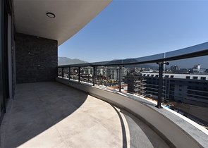 على البحر مباشرة - مجمع فاخر - دوبلكس 3 غرف وصالة - في منطقة اوبا المركزية / الانيا 