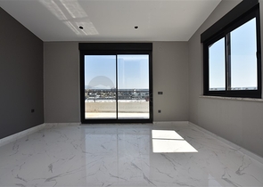 على البحر مباشرة - مجمع فاخر - دوبلكس 3 غرف وصالة - في منطقة اوبا المركزية / الانيا 