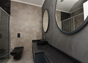 على البحر مباشرة - مجمع فاخر - دوبلكس 3 غرف وصالة - في منطقة اوبا المركزية / الانيا 