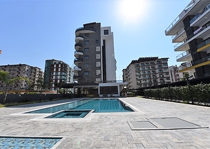 على البحر مباشرة - مجمع فاخر - دوبلكس 3 غرف وصالة - في منطقة اوبا المركزية / الانيا 