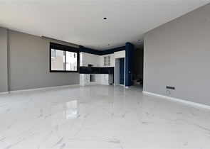 على البحر مباشرة - مجمع فاخر - دوبلكس 3 غرف وصالة - في منطقة اوبا المركزية / الانيا 