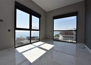 على البحر مباشرة - مجمع فاخر - دوبلكس 3 غرف وصالة - في منطقة اوبا المركزية / الانيا 