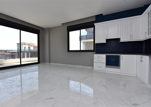 على البحر مباشرة - مجمع فاخر - دوبلكس 3 غرف وصالة - في منطقة اوبا المركزية / الانيا 