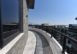 على البحر مباشرة - مجمع فاخر - دوبلكس 3 غرف وصالة - في منطقة اوبا المركزية / الانيا 