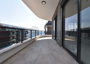 على البحر مباشرة - مجمع فاخر - دوبلكس 3 غرف وصالة - في منطقة اوبا المركزية / الانيا 