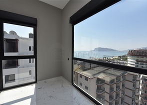 على البحر مباشرة - مجمع فاخر - دوبلكس 3 غرف وصالة - في منطقة اوبا المركزية / الانيا 