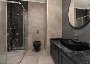 على البحر مباشرة - مجمع فاخر - دوبلكس 3 غرف وصالة - في منطقة اوبا المركزية / الانيا 