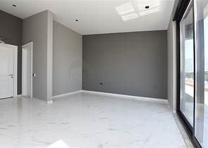 على البحر مباشرة - مجمع فاخر - دوبلكس 3 غرف وصالة - في منطقة اوبا المركزية / الانيا 