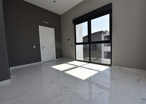 على البحر مباشرة - مجمع فاخر - دوبلكس 3 غرف وصالة - في منطقة اوبا المركزية / الانيا 