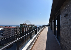 على البحر مباشرة - مجمع فاخر - دوبلكس 3 غرف وصالة - في منطقة اوبا المركزية / الانيا 