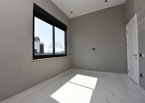 على البحر مباشرة - مجمع فاخر - دوبلكس 3 غرف وصالة - في منطقة اوبا المركزية / الانيا 