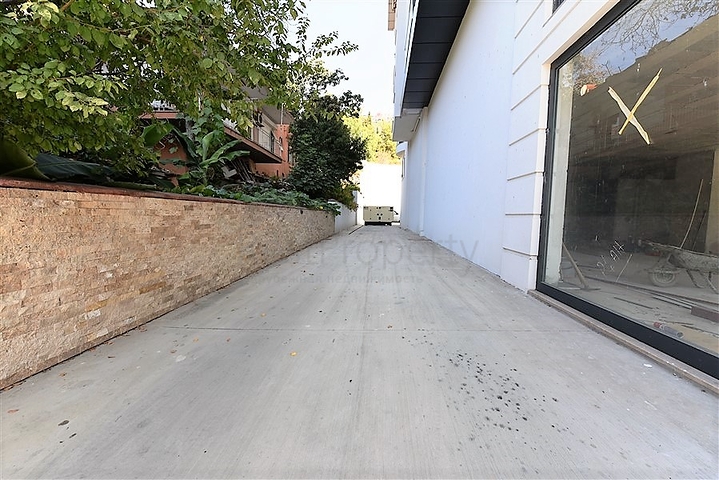 عقار تجاري في مركز المدينة - ضمن اكثر المناطق حيوية - الانيا 