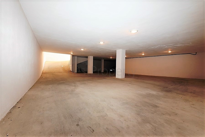 عقار تجاري في مركز المدينة - ضمن اكثر المناطق حيوية - الانيا 