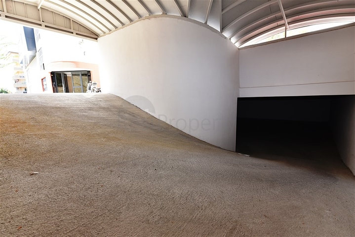 عقار تجاري في مركز المدينة - ضمن اكثر المناطق حيوية - الانيا 