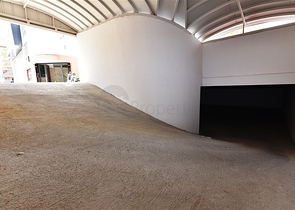 عقار تجاري في مركز المدينة - ضمن اكثر المناطق حيوية - الانيا 