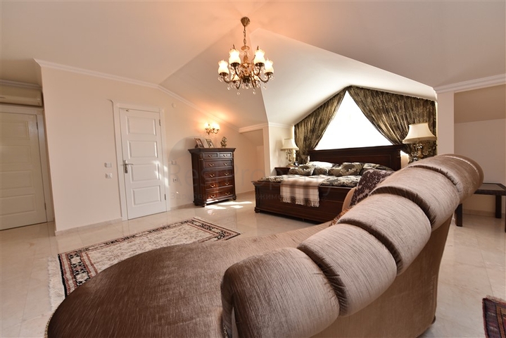 اطلالة على شاطئ كليوباترا - دوبلكس واسعة 3 غرف - في مركز مدينة الانيا 