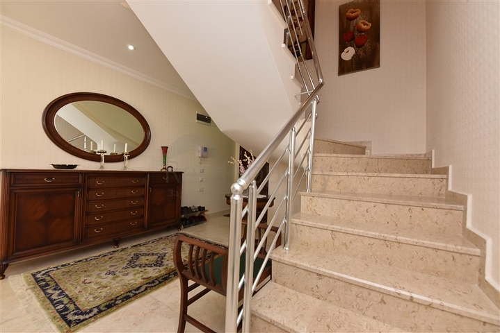 اطلالة على شاطئ كليوباترا - دوبلكس واسعة 3 غرف - في مركز مدينة الانيا 