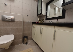 اطلالة على شاطئ كليوباترا - دوبلكس واسعة 3 غرف - في مركز مدينة الانيا 