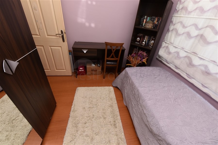 اول صف على البحر - اطلالة مباشرة - شقة مفروشة 3 غرف- في مركز الانيا 