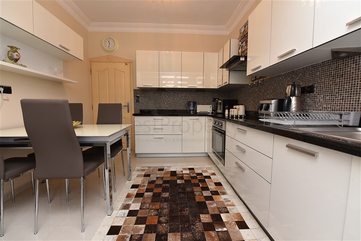 اول صف على البحر - اطلالة مباشرة - شقة مفروشة 3 غرف- في مركز الانيا 