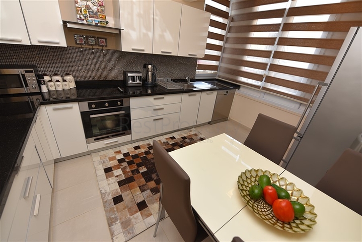 اول صف على البحر - اطلالة مباشرة - شقة مفروشة 3 غرف- في مركز الانيا 