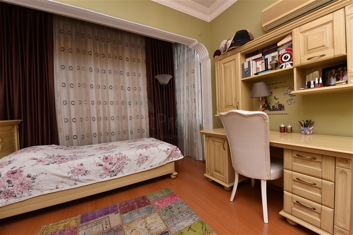 اول صف على البحر - اطلالة مباشرة - شقة مفروشة 3 غرف- في مركز الانيا 