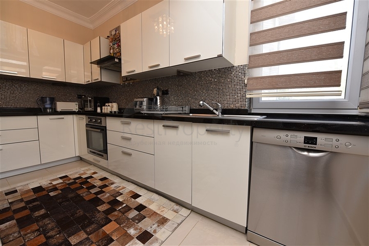 اول صف على البحر - اطلالة مباشرة - شقة مفروشة 3 غرف- في مركز الانيا 