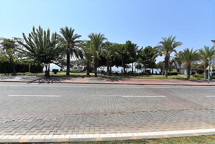 اول صف على البحر - اطلالة مباشرة - شقة مفروشة 3 غرف- في مركز الانيا 