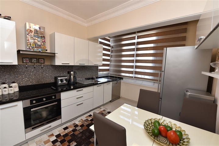 اول صف على البحر - اطلالة مباشرة - شقة مفروشة 3 غرف- في مركز الانيا 