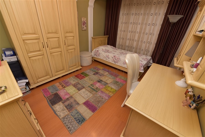 اول صف على البحر - اطلالة مباشرة - شقة مفروشة 3 غرف- في مركز الانيا 