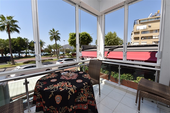 اول صف على البحر - اطلالة مباشرة - شقة مفروشة 3 غرف- في مركز الانيا 