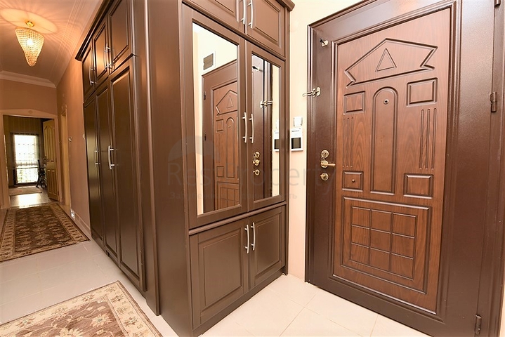 اول صف على البحر - اطلالة مباشرة - شقة مفروشة 3 غرف- في مركز الانيا 