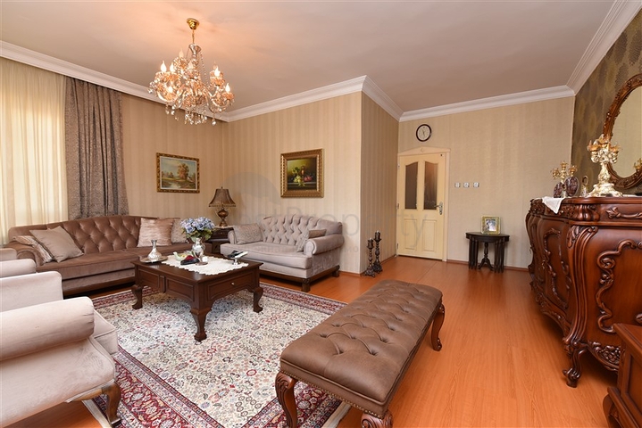 اول صف على البحر - اطلالة مباشرة - شقة مفروشة 3 غرف- في مركز الانيا 