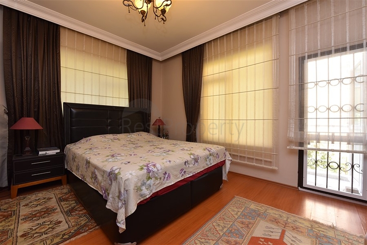 اول صف على البحر - اطلالة مباشرة - شقة مفروشة 3 غرف- في مركز الانيا 