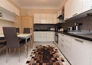 اول صف على البحر - اطلالة مباشرة - شقة مفروشة 3 غرف- في مركز الانيا 