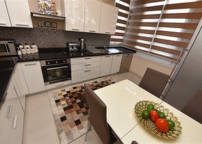 اول صف على البحر - اطلالة مباشرة - شقة مفروشة 3 غرف- في مركز الانيا 