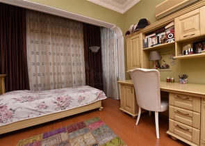 اول صف على البحر - اطلالة مباشرة - شقة مفروشة 3 غرف- في مركز الانيا 