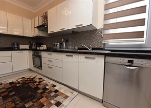 اول صف على البحر - اطلالة مباشرة - شقة مفروشة 3 غرف- في مركز الانيا 