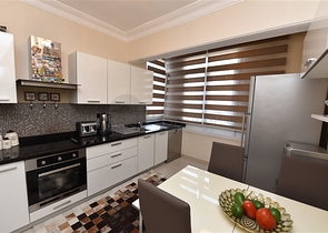 اول صف على البحر - اطلالة مباشرة - شقة مفروشة 3 غرف- في مركز الانيا 