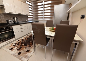 اول صف على البحر - اطلالة مباشرة - شقة مفروشة 3 غرف- في مركز الانيا 