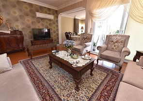 اول صف على البحر - اطلالة مباشرة - شقة مفروشة 3 غرف- في مركز الانيا 