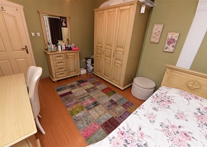 اول صف على البحر - اطلالة مباشرة - شقة مفروشة 3 غرف- في مركز الانيا 