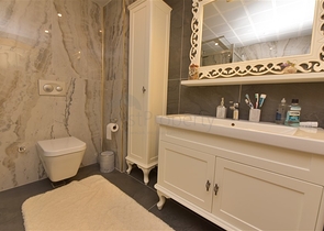 اول صف على البحر - اطلالة مباشرة - شقة مفروشة 3 غرف- في مركز الانيا 