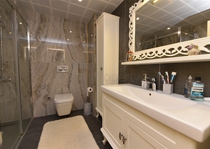 اول صف على البحر - اطلالة مباشرة - شقة مفروشة 3 غرف- في مركز الانيا 