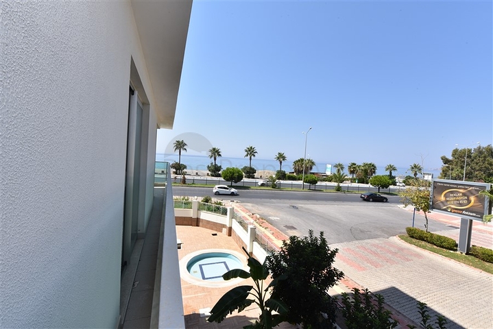 على البحر مباشرة - شقق غرفتين وصالة - ضمن مجمع حديث - كاستل / الانيا 