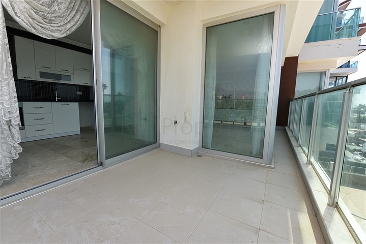 على البحر مباشرة - شقق غرفتين وصالة - ضمن مجمع حديث - كاستل / الانيا 