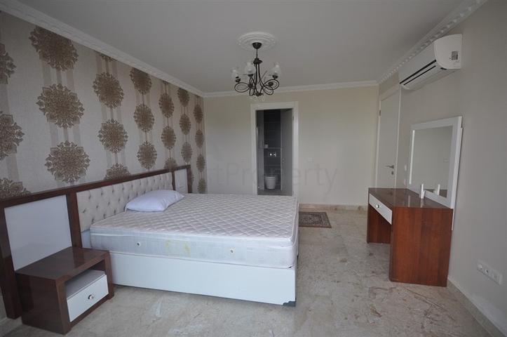 على البحر مباشرة - شقق غرفتين وصالة - ضمن مجمع حديث - كاستل / الانيا 