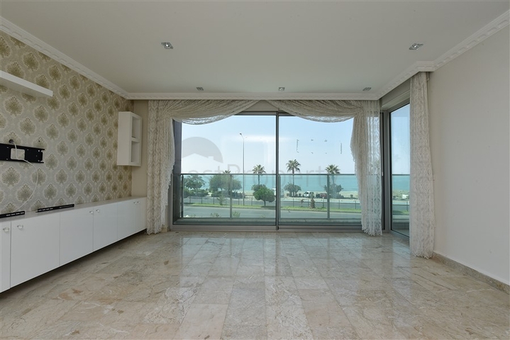 على البحر مباشرة - شقق غرفتين وصالة - ضمن مجمع حديث - كاستل / الانيا 