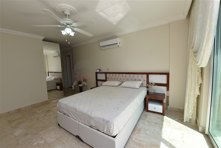 على البحر مباشرة - شقق غرفتين وصالة - ضمن مجمع حديث - كاستل / الانيا 