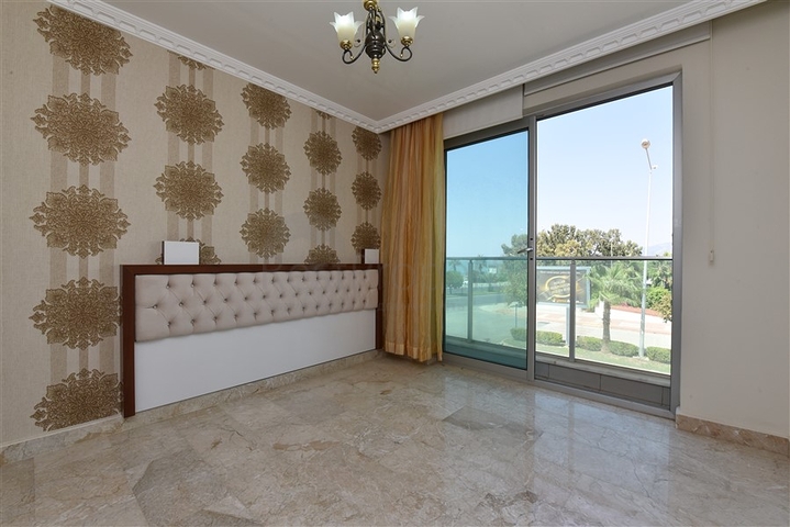 على البحر مباشرة - شقق غرفتين وصالة - ضمن مجمع حديث - كاستل / الانيا 